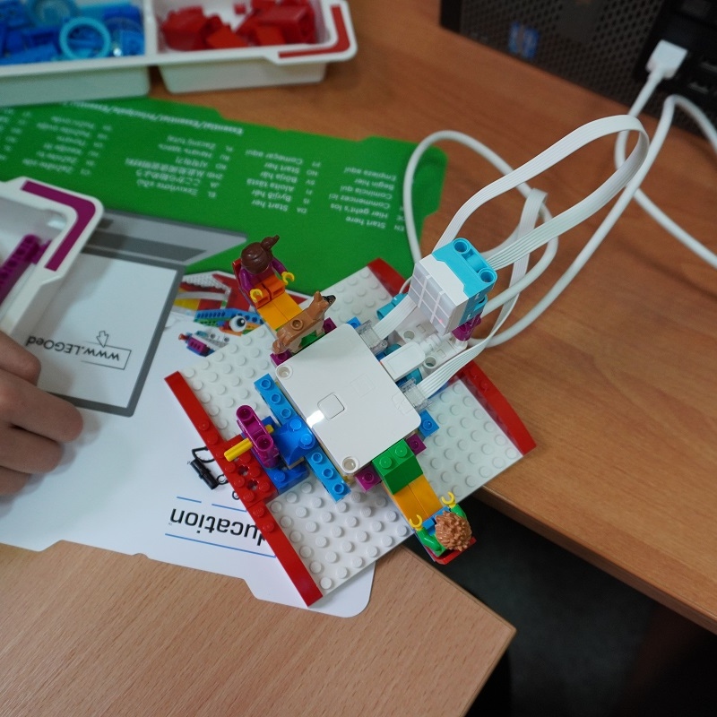 huśtawka zbudowana z zestawu LEGO® Education SPIKE™ Essential