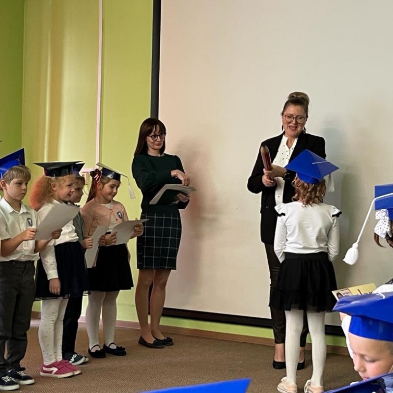 Uczniowie  klasy 1a na scenie podczas pasowania na ucznia