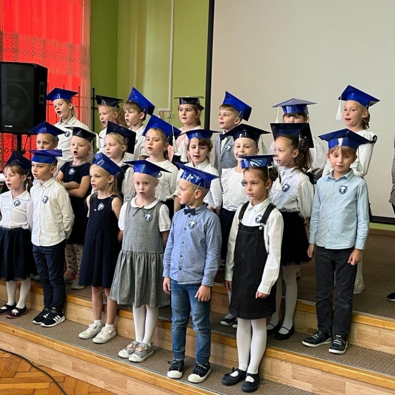 Uczniowie klasy 1a na scenie podczas prezentacji piosenki