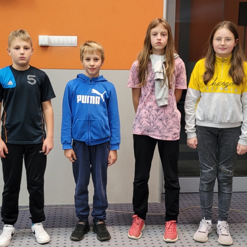 Uczniowie na zawodach szachowych