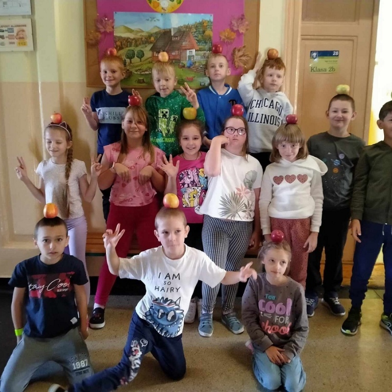 Uczniowie klasy 2b z jabłkami na głowie