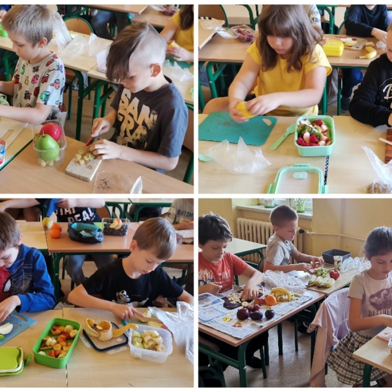 Uczniowie klasy trzeciej kroją owoce na sałatkę