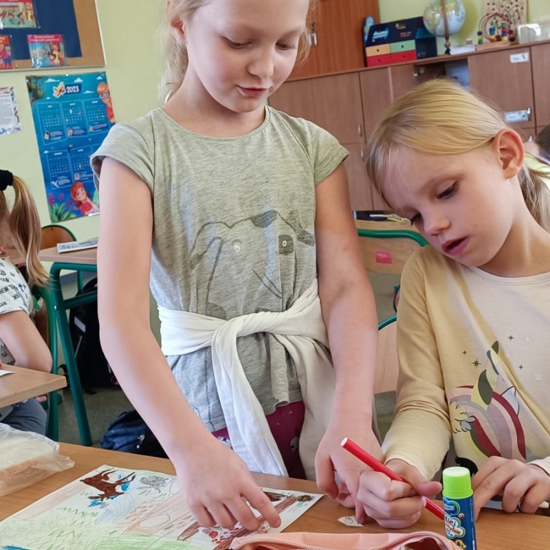 Uczniowie  klasy 1a podczas pracy
