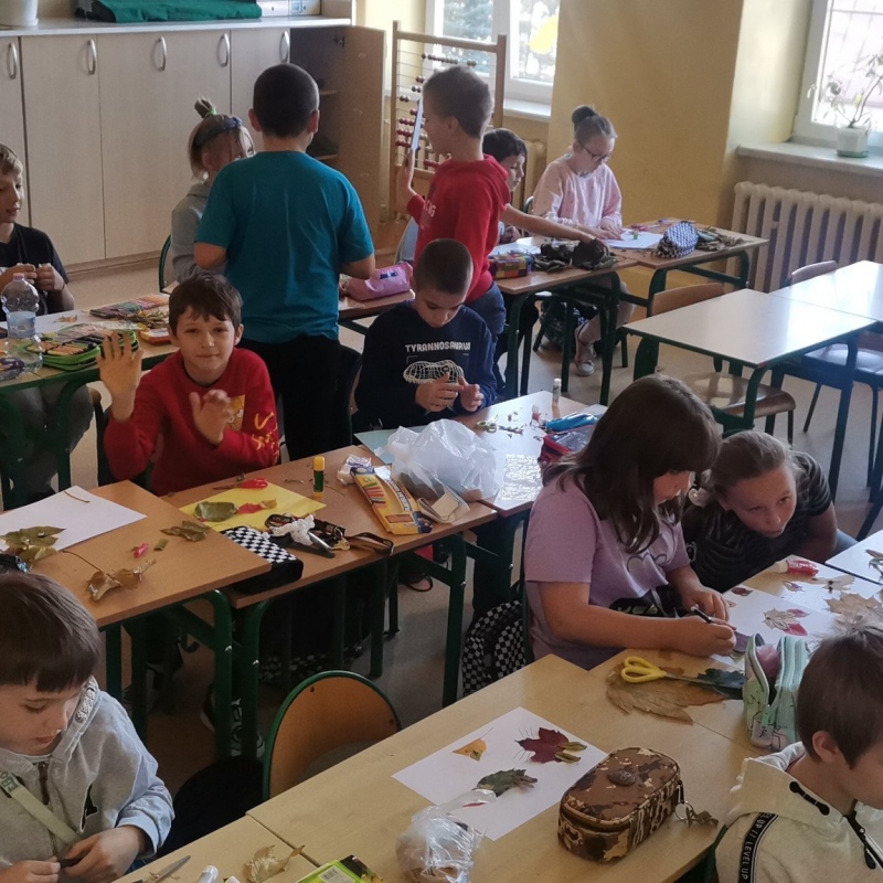 Uczniowie z klasy trzeciej podczas pracy