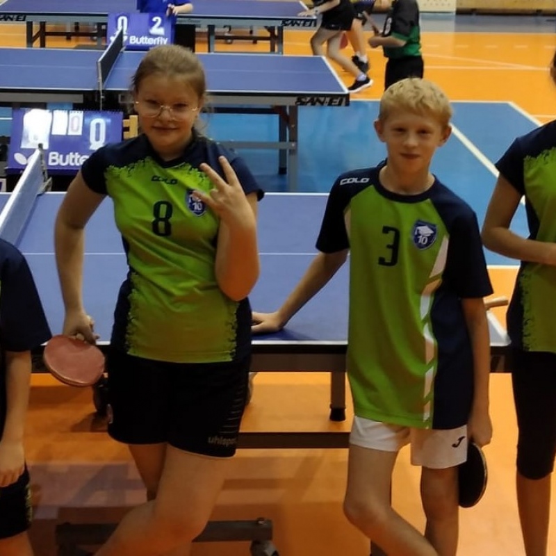 Grupa uczniów z naszej szkoły, którzy brali udział w turnieju tenisa stołowego