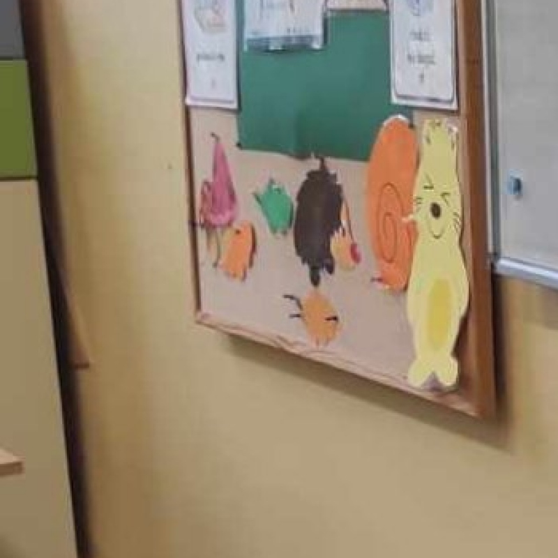 Uczniowie klasy 2a czytający książki