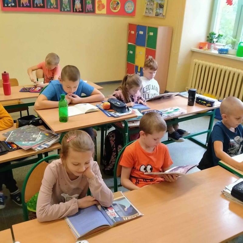 Uczniowie klasy 2b czytający książki
