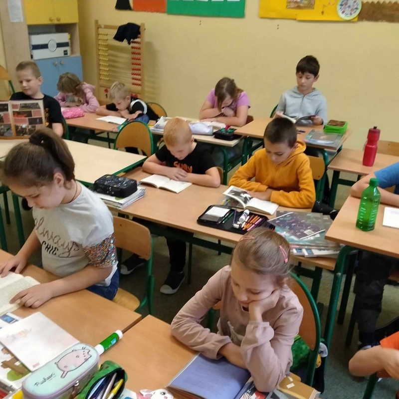 Uczniowie klasy 2b czytający książki