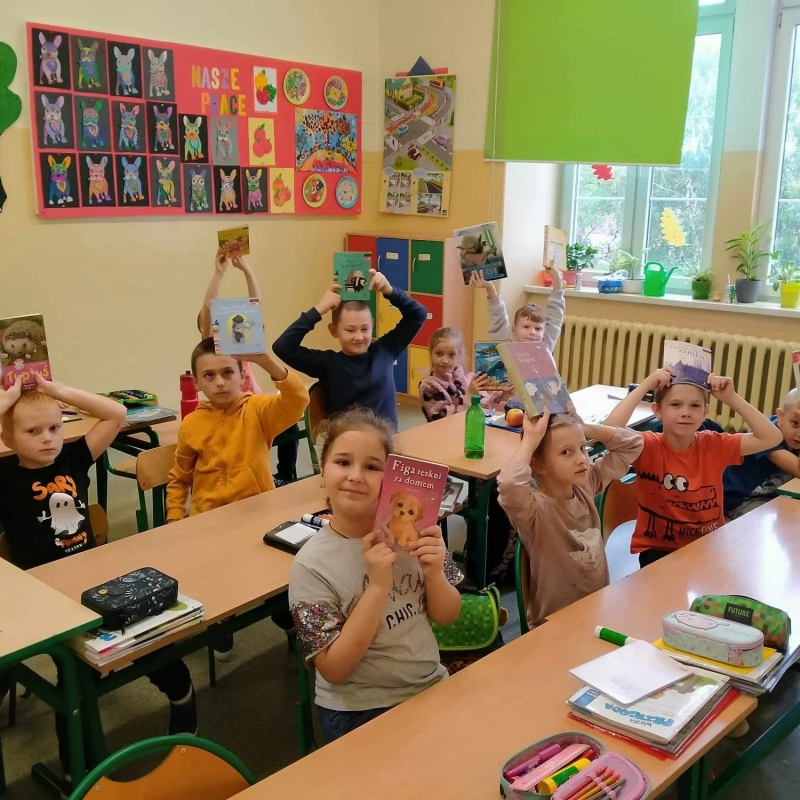 Uczniowie klasy 2b czytający książki