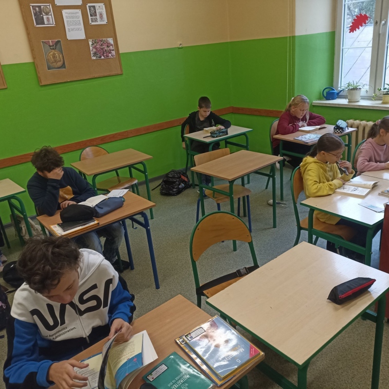 Uczniowie klasy 5a czytający książki