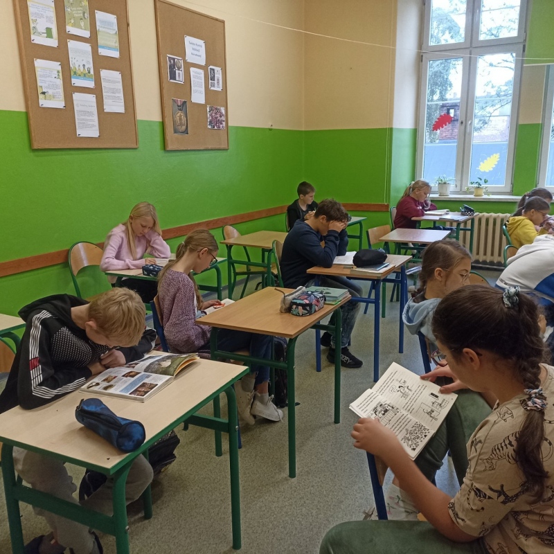 Uczniowie klasy 5a czytający książki