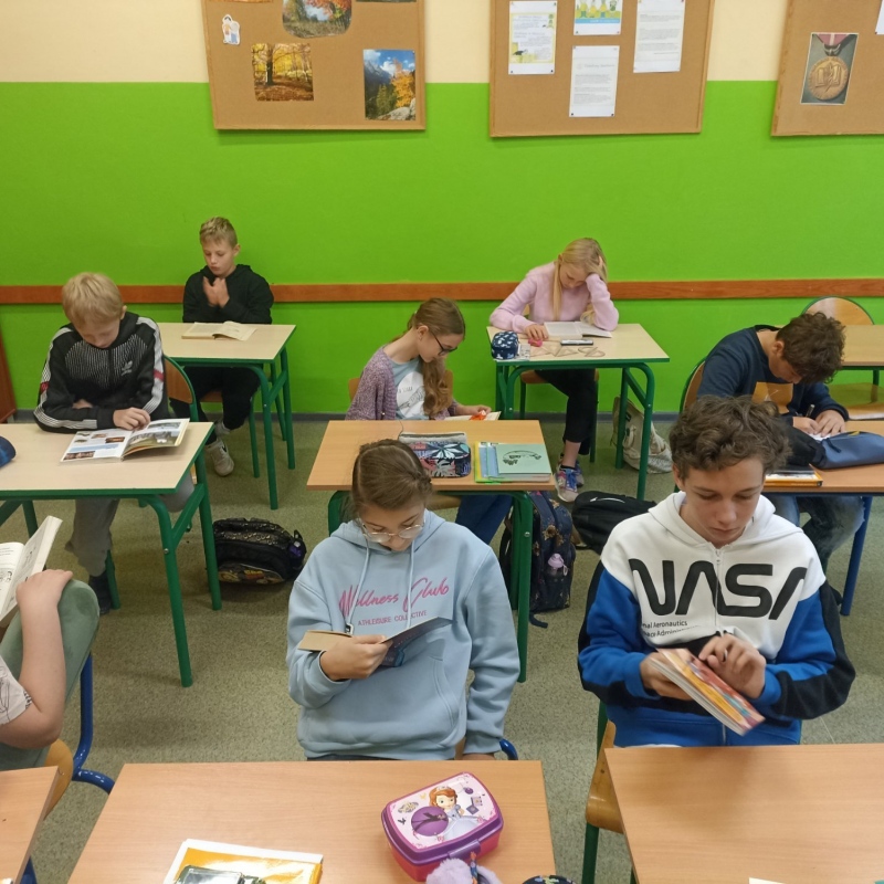 Uczniowie klasy 5a czytający książki