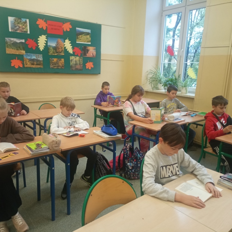 Uczniowie klasy 5b czytający książki