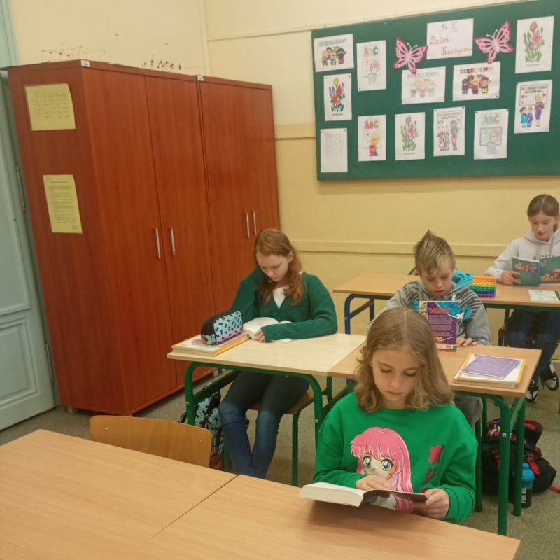 Uczniowie klasy 5b czytający książki
