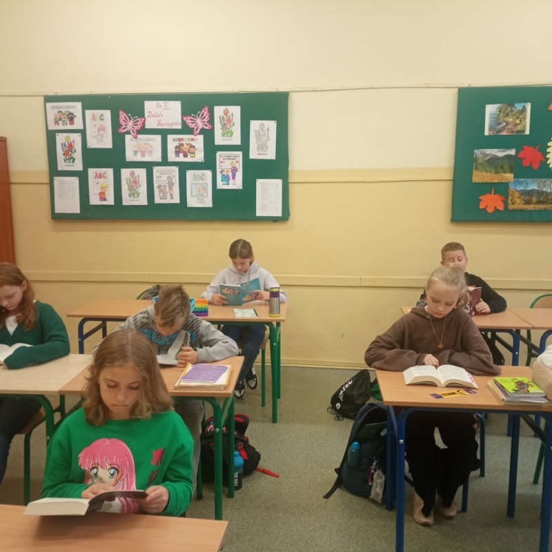 Uczniowie klasy 5b czytający książki