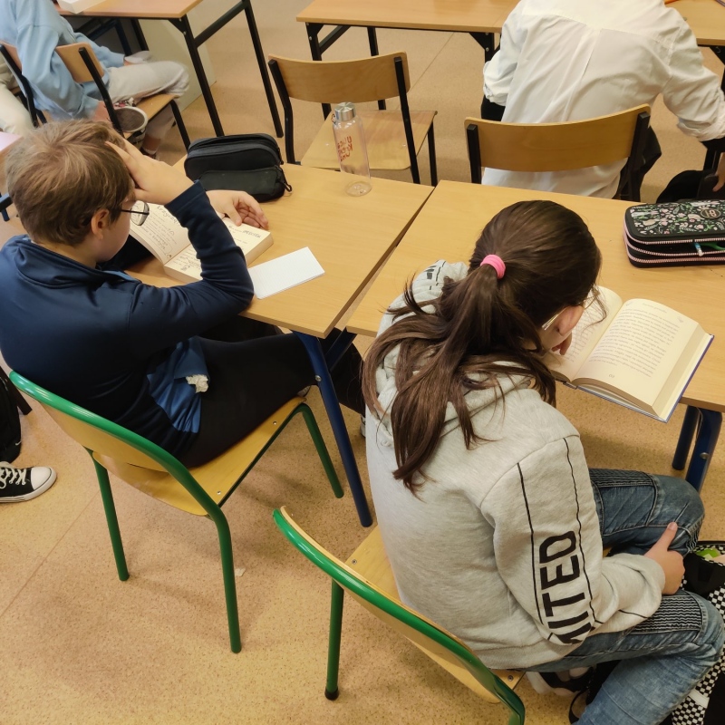 Uczniowie klasy 6 czytający książki