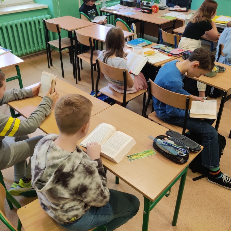 Uczniowie klasy 6 czytający książki