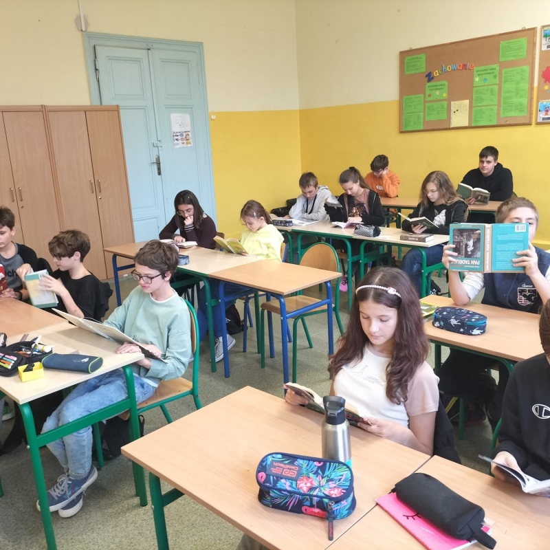 Uczniowie klasy 7 czytający książki