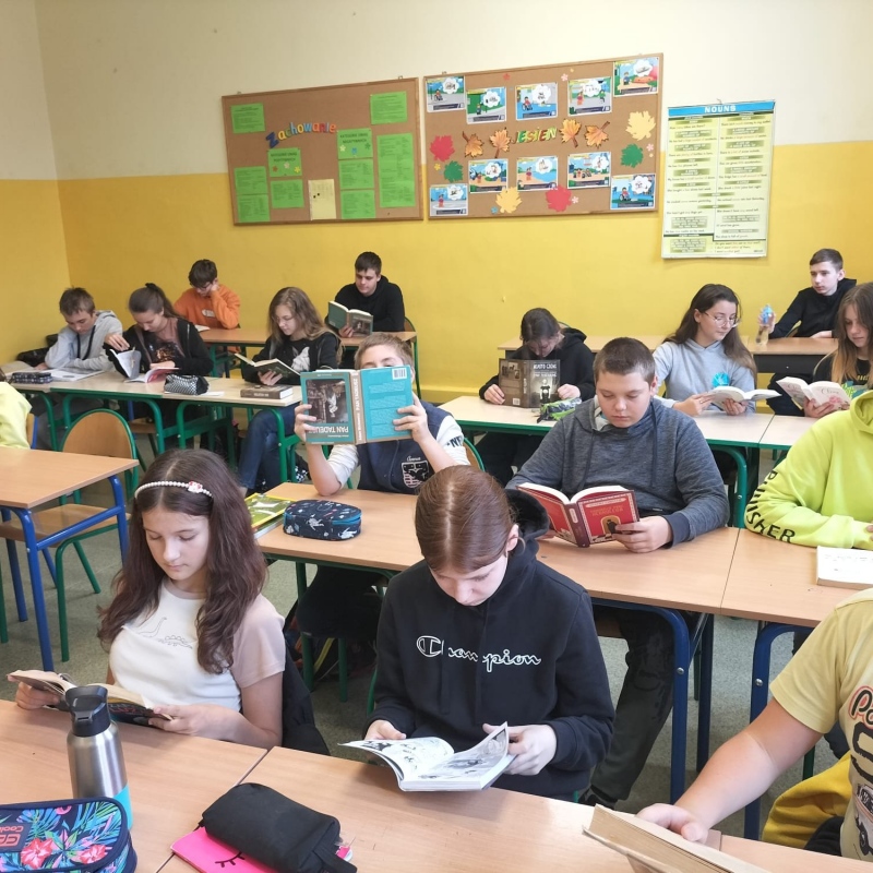 Uczniowie klasy 7 czytający książki