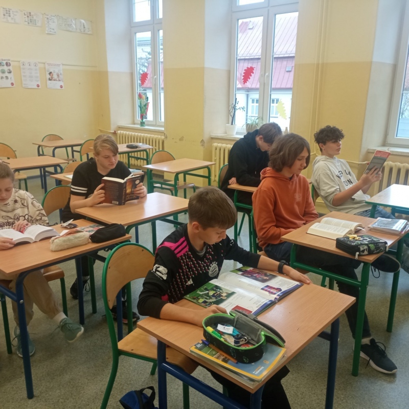 Uczniowie klasy 8 czytający książki