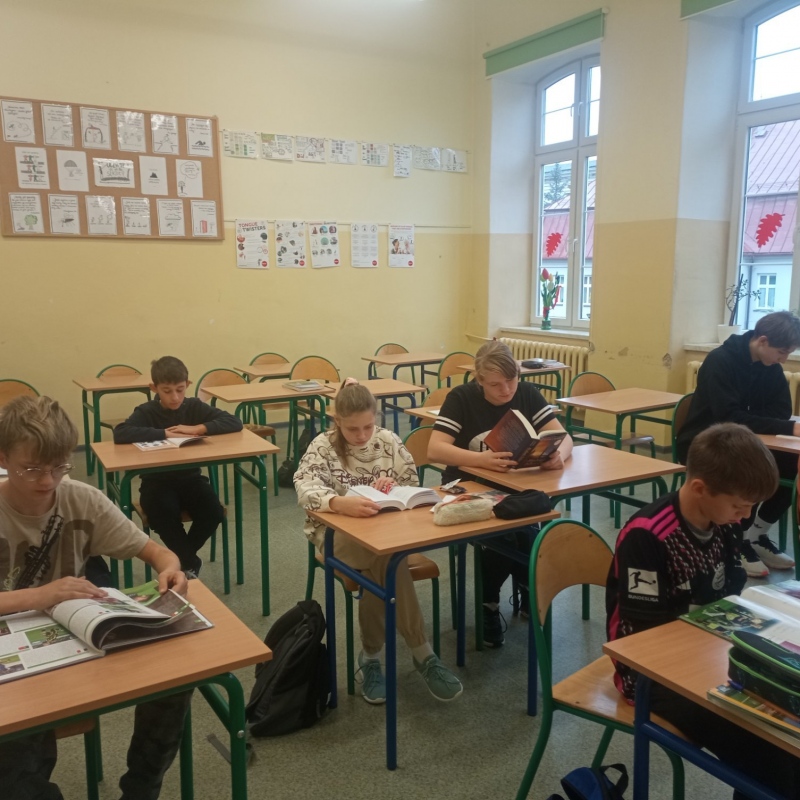 Uczniowie klasy 8 czytający książki