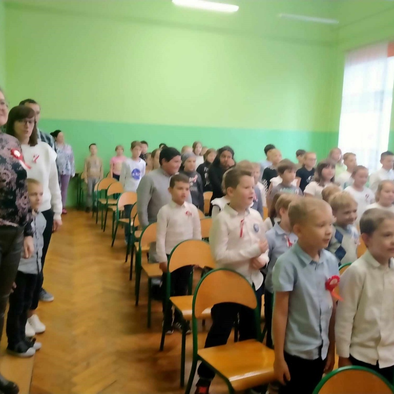 Uczniowie klas młodszych podczas apelu