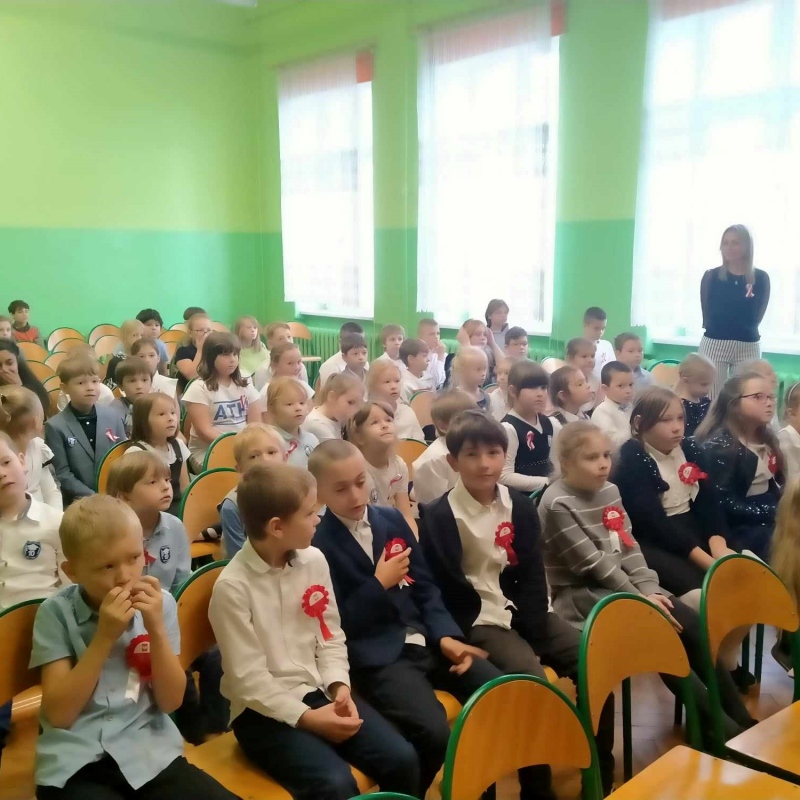 Uczniowie klas młodszych podczas apelu