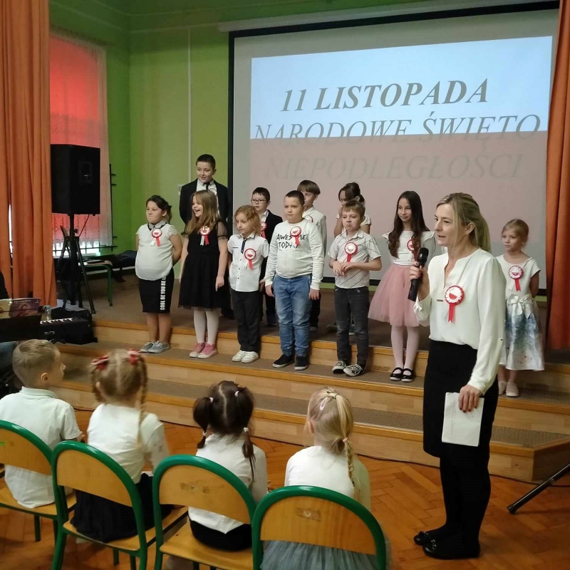Uczniowie klasy 2 a występujący na apelu
