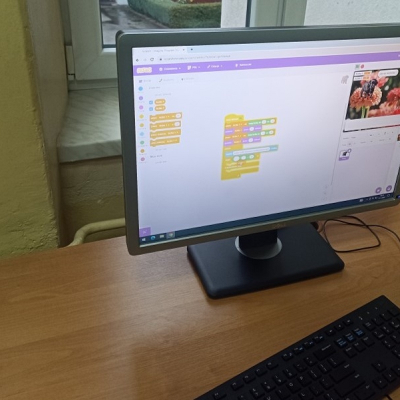 Uczniowie koła informatycznego tworzący program w Scratchu - tabliczka mnożenia
