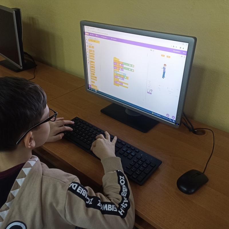 Uczniowie koła informatycznego tworzący program w Scratchu - tabliczka mnożenia