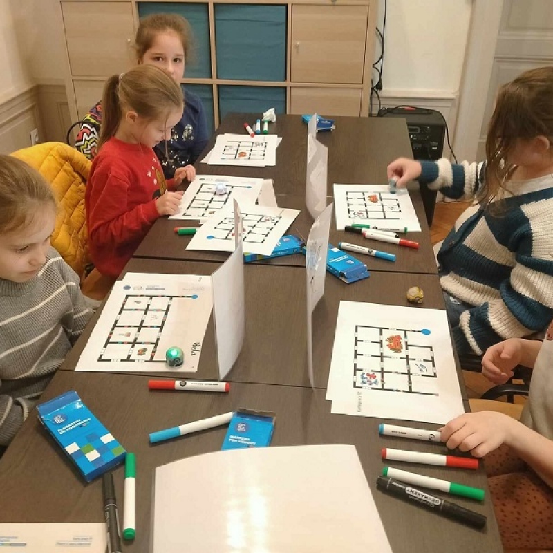 Dziewczynki z klasy 2b z ozobotami