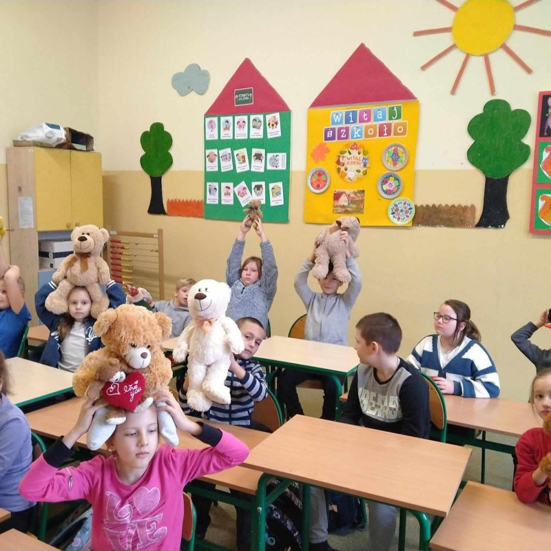 Uczniowie klasy 2b pokazują przyniesione pluszaki