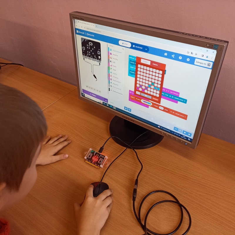 Uczniowie podczas pracy z micro:bit