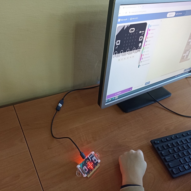 Uczniowie podczas pracy z micro:bit