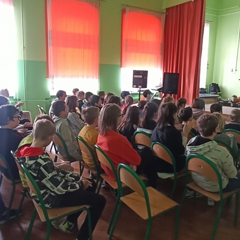 Uczniowie podczas słuchania utworu
