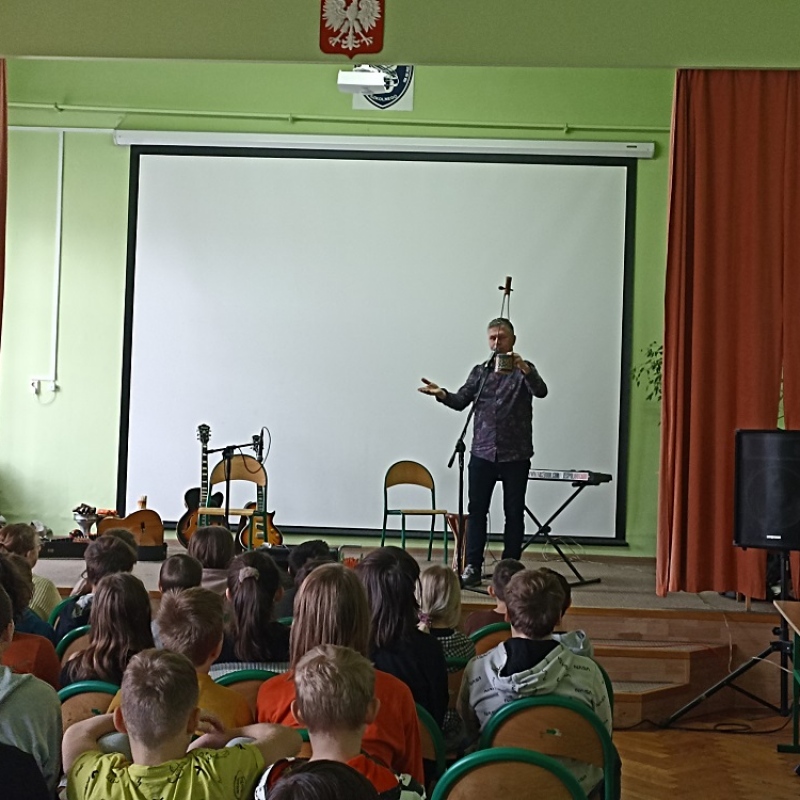 Prowadzący opowiadający o instrumencie