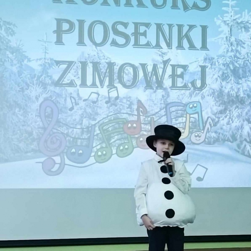 Uczeń z klasy I śpiewa piosenkę