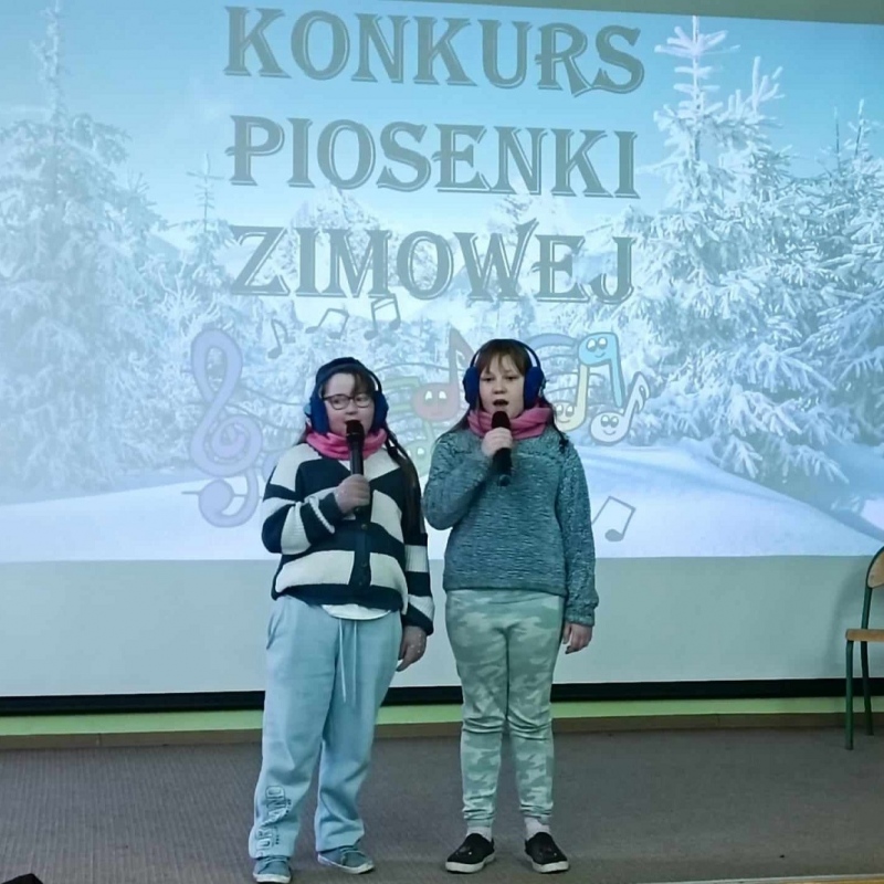 Uczennice klasy 2b śpiewają