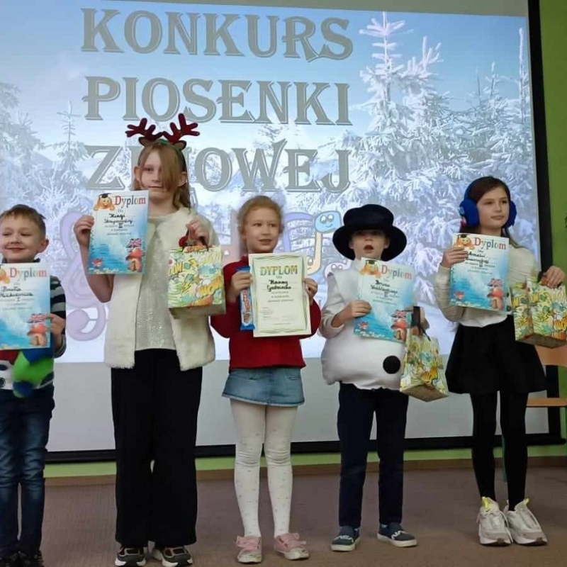 Zwycięzcy konkursu z nagrodami i dyplomami