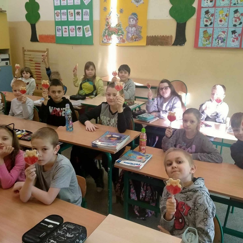 Uczniowie klasy 2b z walentynkowymi lizakami od wychowawczyni