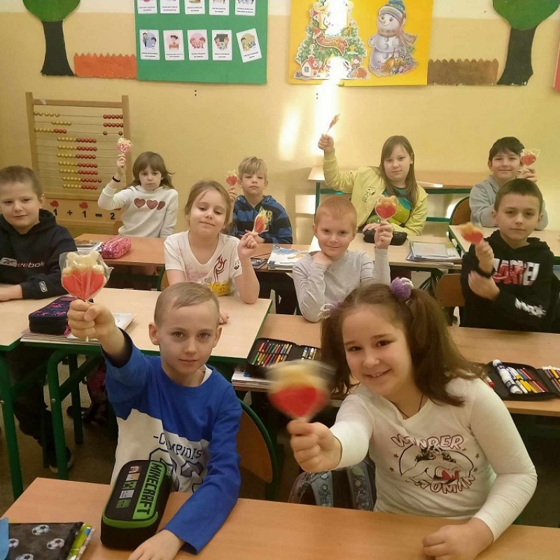 Uczniowie klasy 2b z walentynkowymi lizakami od wychowawczyni