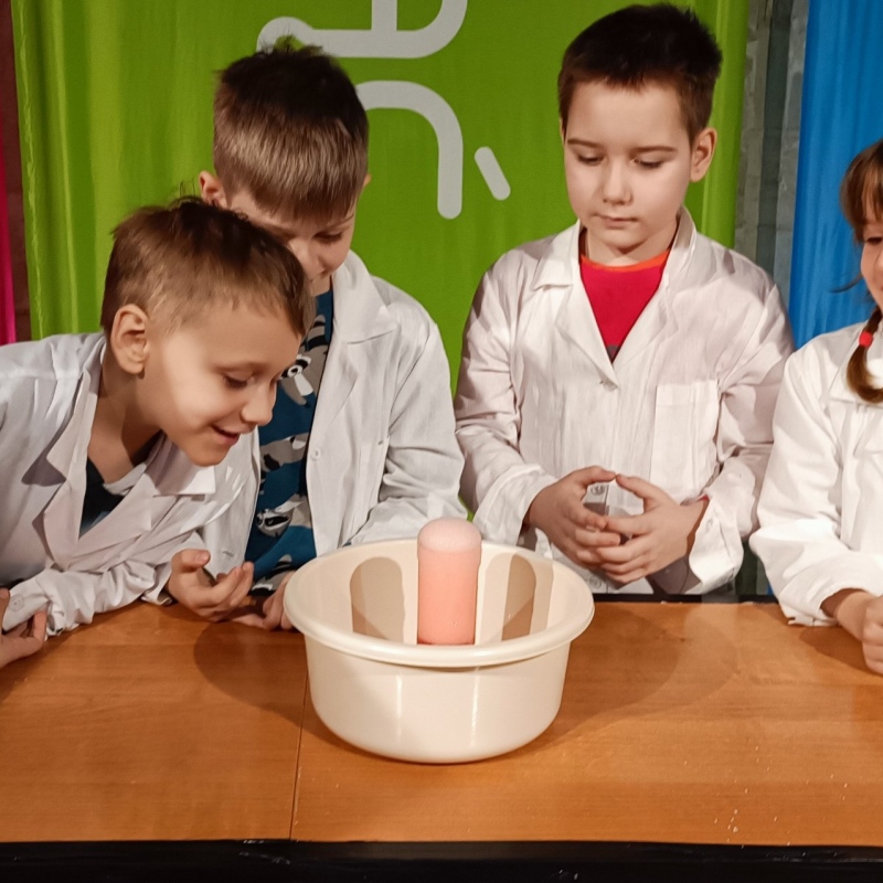 Uczniowie klasy 1 a w trakcie wykonywania eksperymentów.