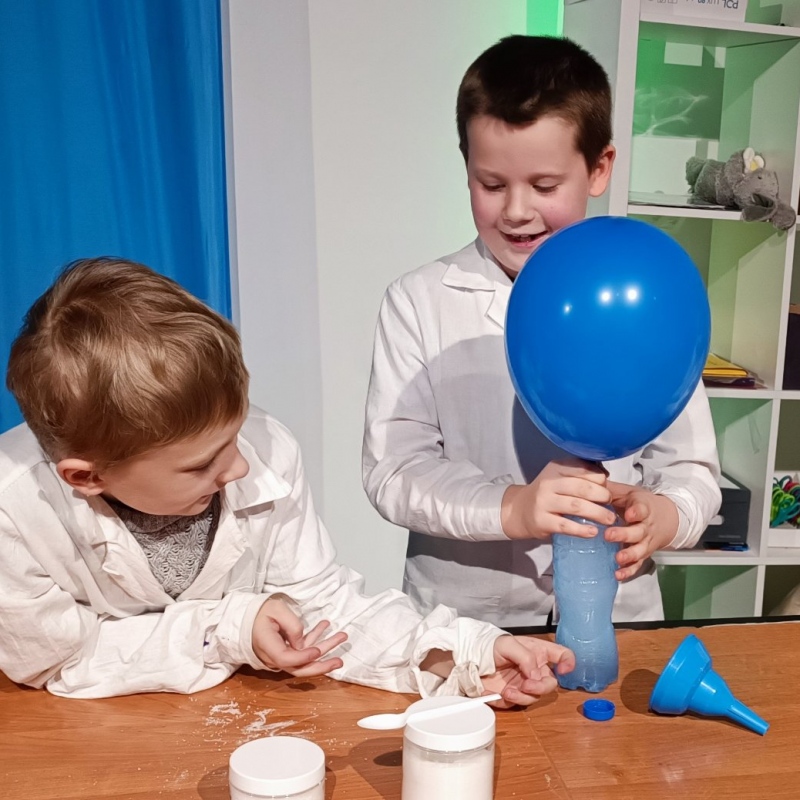 Uczniowie klasy 1a  w trakcie wykonywania eksperymentów.