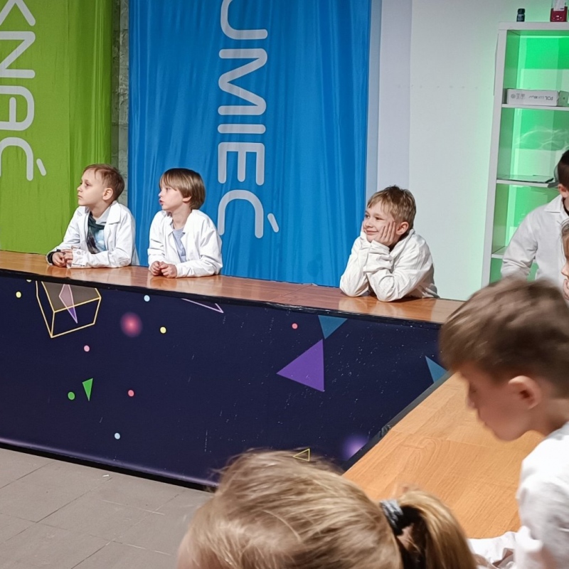 Uczniowie klasy 1a  w trakcie wykonywania eksperymentów.