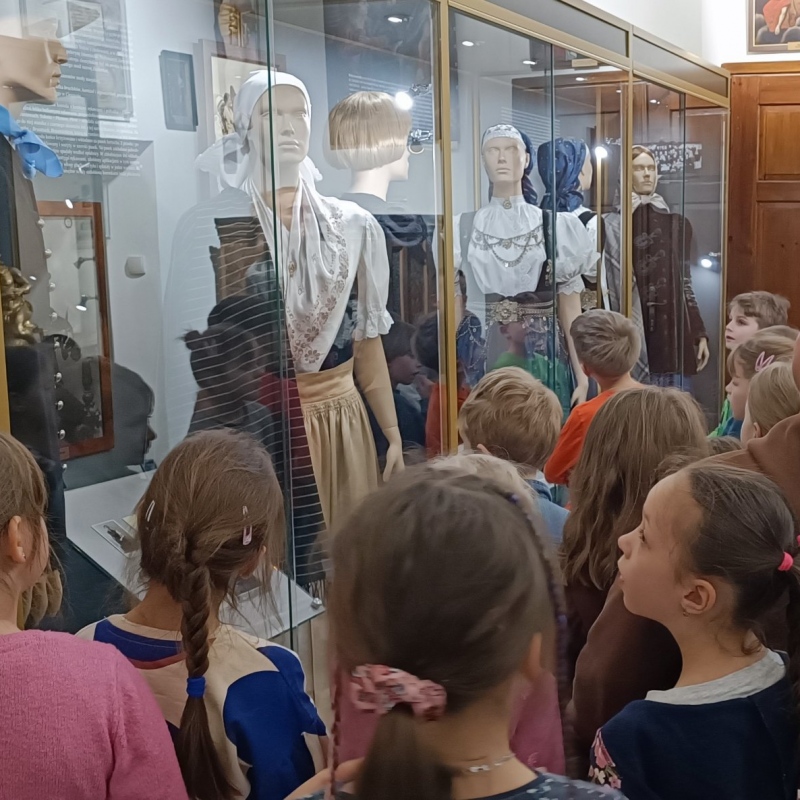 Uczniowie klasy 1a w  trakcie zwiedzania wystawy w muzeum