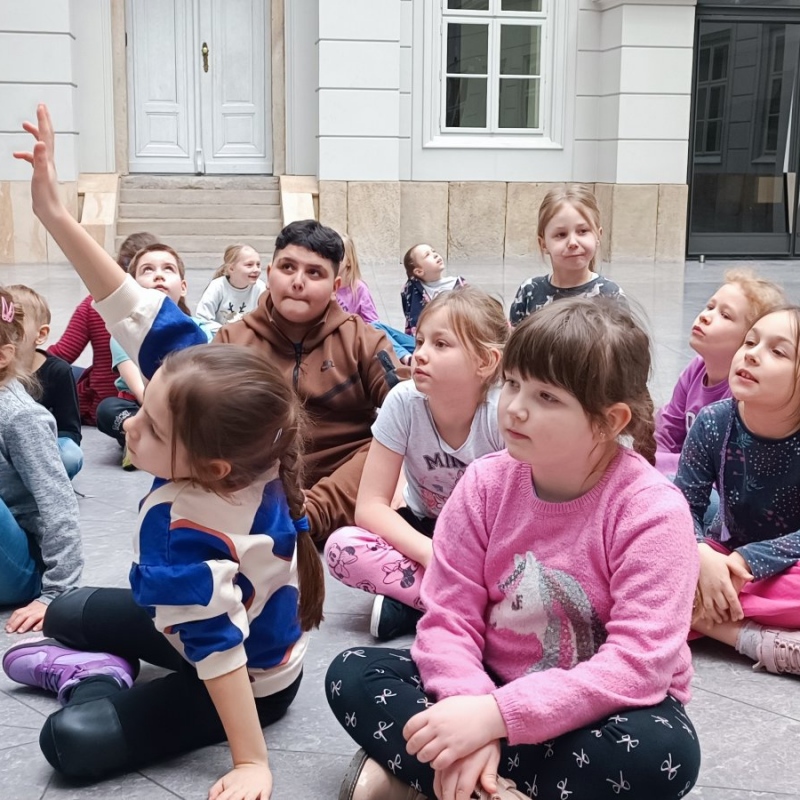 Uczniowie klasy 1a w trakcie zwiedzania muzeum