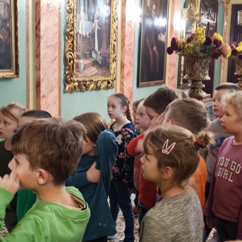 Uczniowie klasy 1a w trakcie zwiedzania wystawy w muzeum