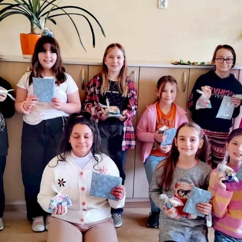 Uczennice klasy 3 z upominkami od kolegów