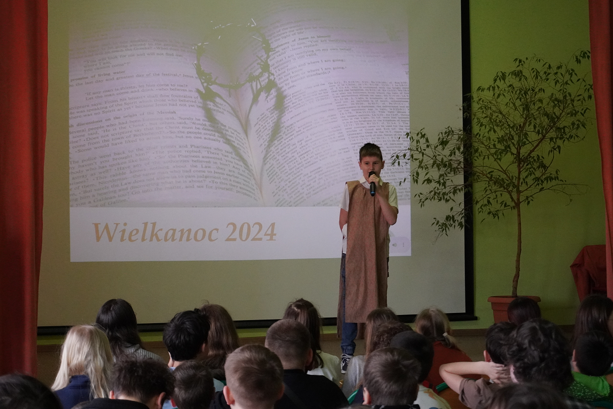 rozpoczęcie misterium wielkanocnego - narrator na scenie