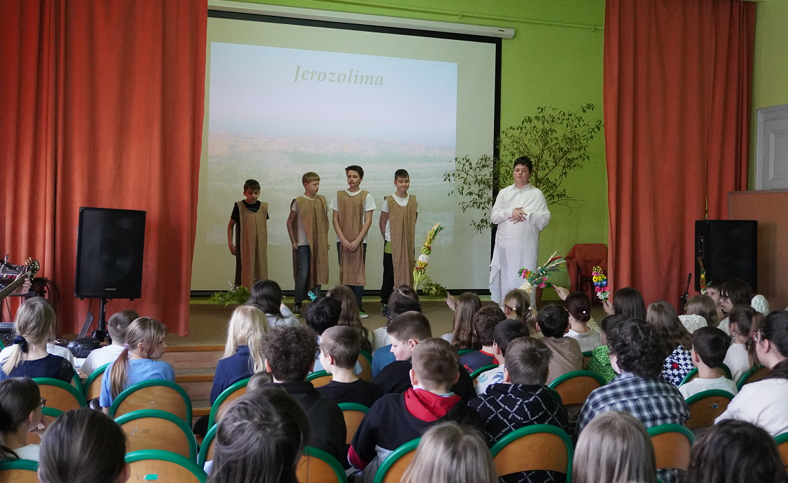 scena przedstawiajaca wjazd Jezusa do Jerozolimy